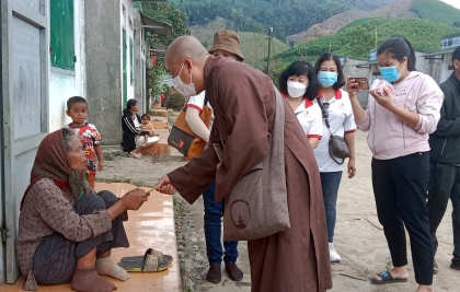 Nhóm từ thiện Bước Chân Yêu Thương tặng quà cho bệnh nhân phong